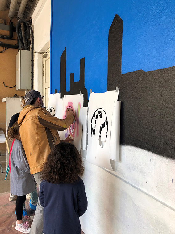 L'artiste Big Ben en train de montrer la technique du graff à des élèves - 6 