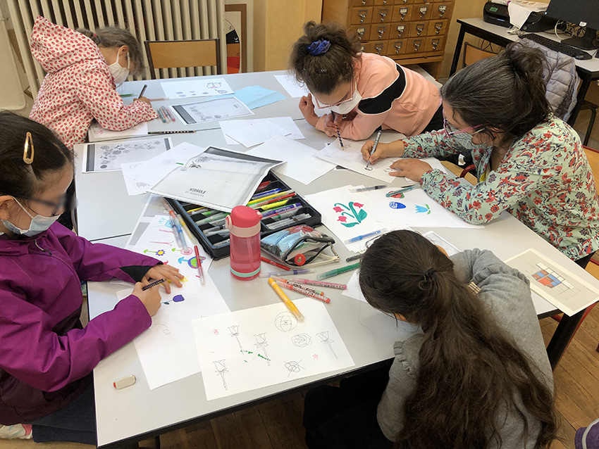 Des élèves du périscolaire de l'école Jean Macé en train de dessiner des motifs fleuris - 3 