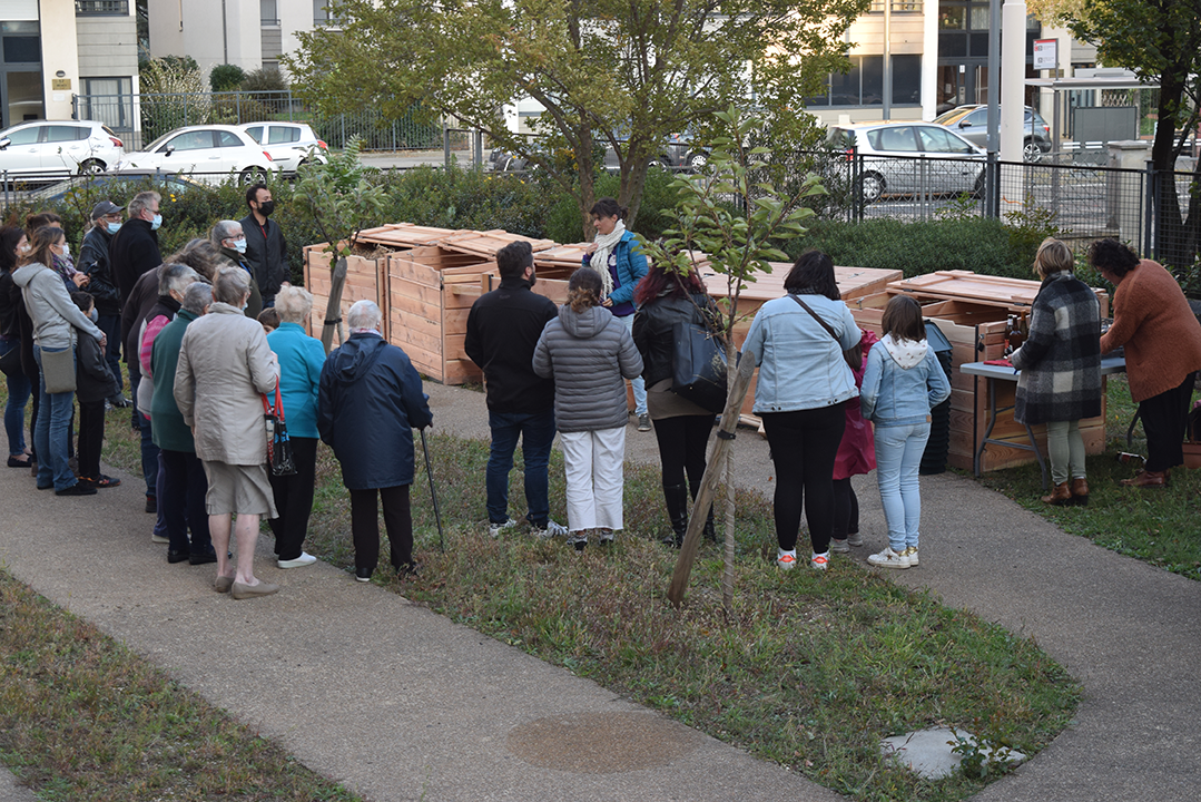 Inauguration du composteur collectif à la résidence seniors Jolivot en présence des habitants du quartier et de Marine Chastan, adjointe aux liens intergénérationnels - 3 