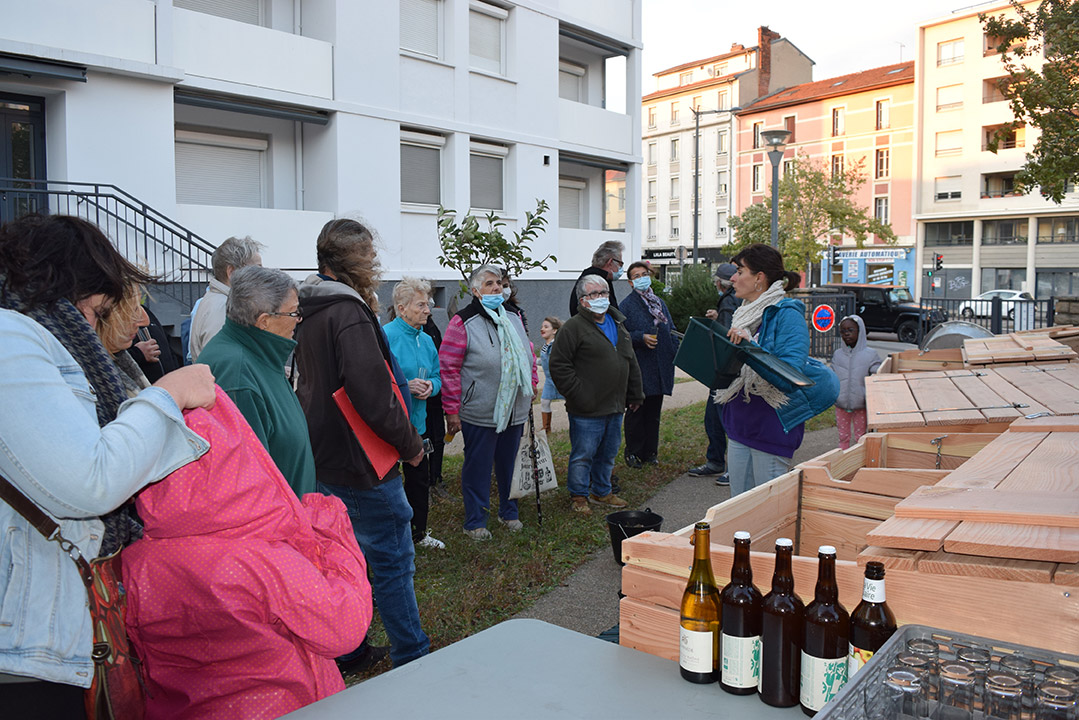 Inauguration du composteur collectif à la résidence seniors Jolivot en présence des habitants du quartier et de Marine Chastan, adjointe aux liens intergénérationnels - 2 