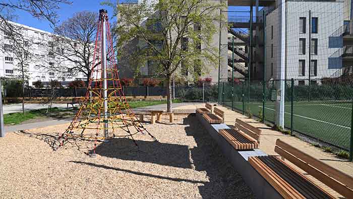 Structure pyracorde de la nouvelle aire de jeux Square Michaud